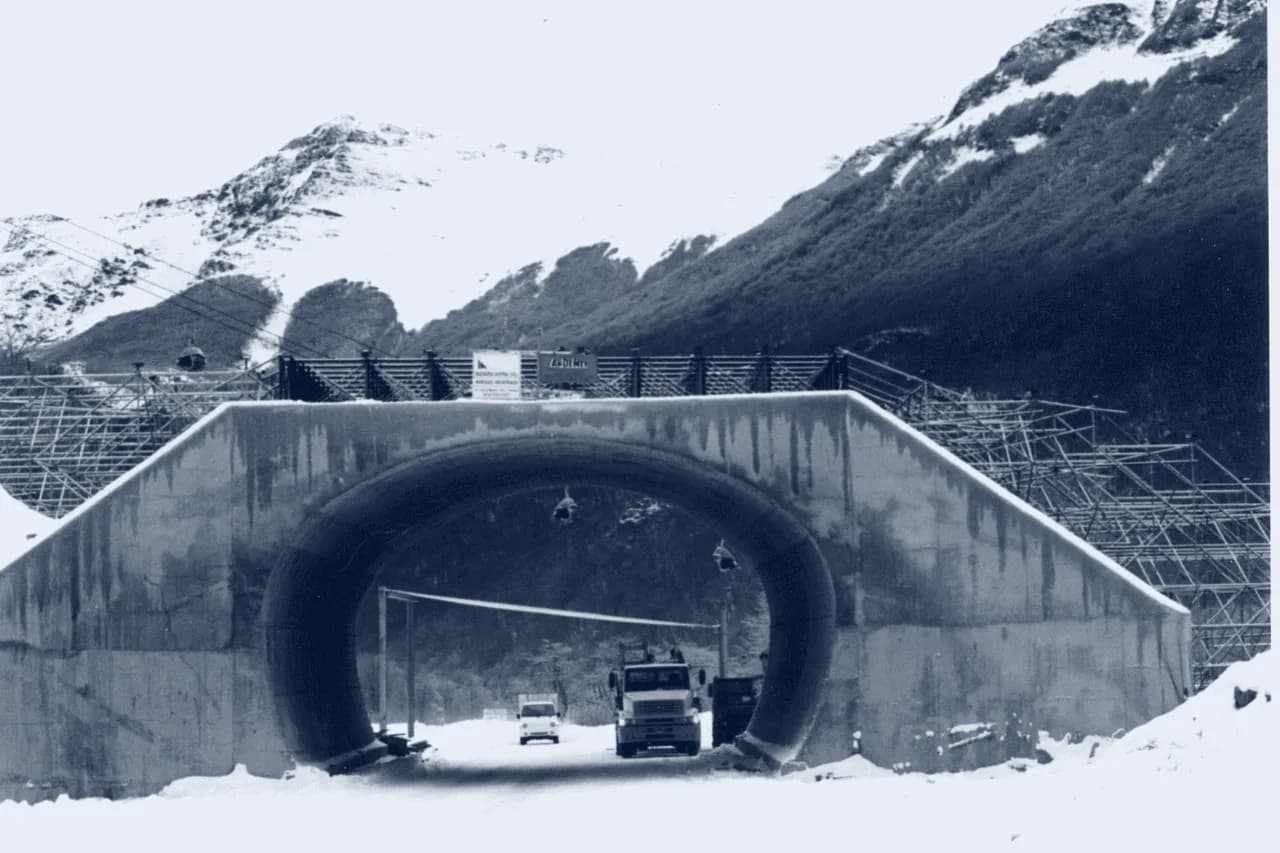 Montaje en el sur del país, con la montaña detrás de la estructura