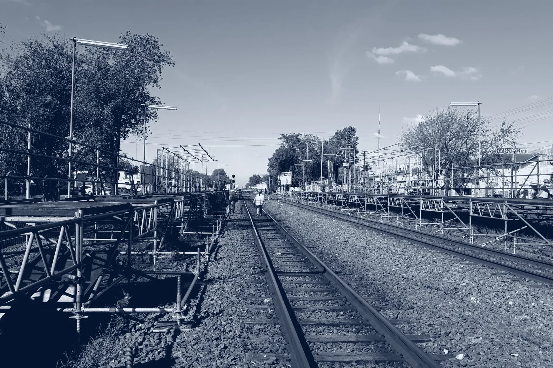 Andenes ferroviarios con estructura de cubierta montada