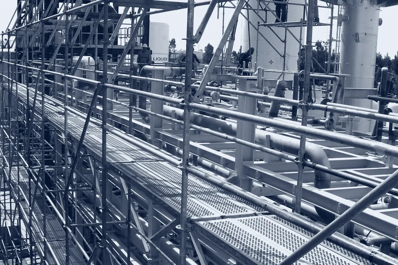 Andamiaje en la planta de Air Liquide en Campana, fotografía de obra