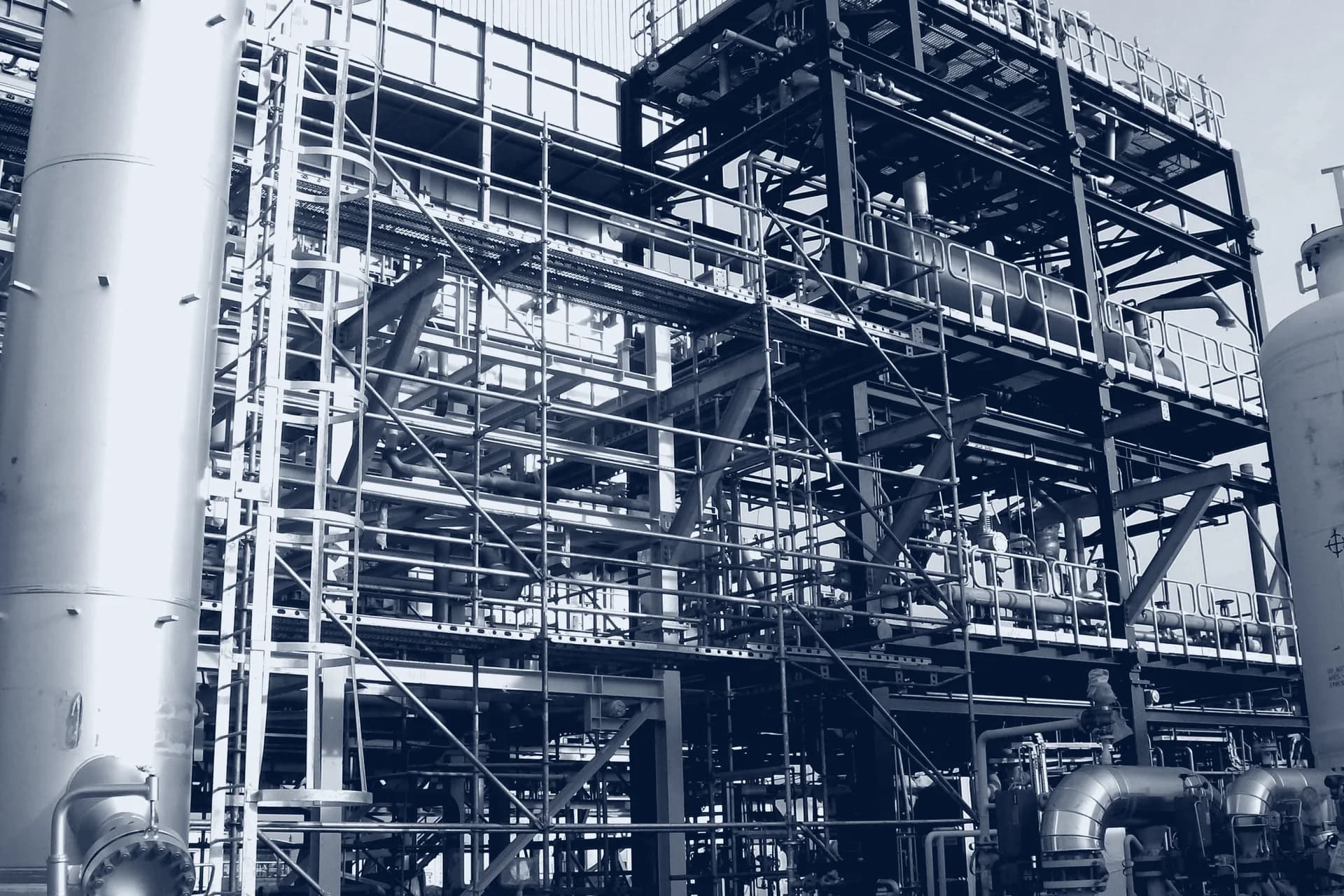 Andamiaje en la planta de Air Liquide en Campana, fotografía de obra
