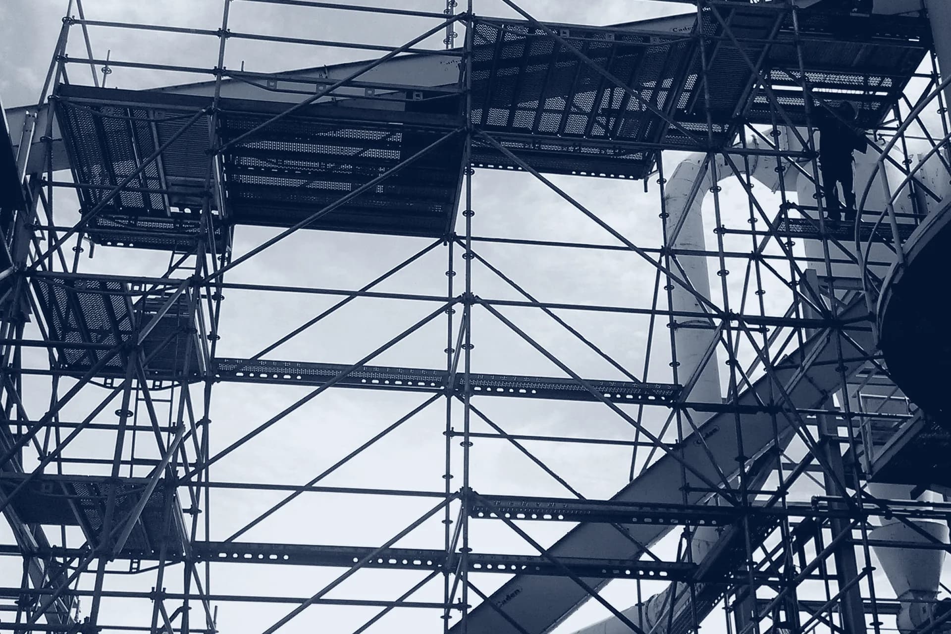 Andamiaje en la planta de Arauco en Zárate, fotografía de obra