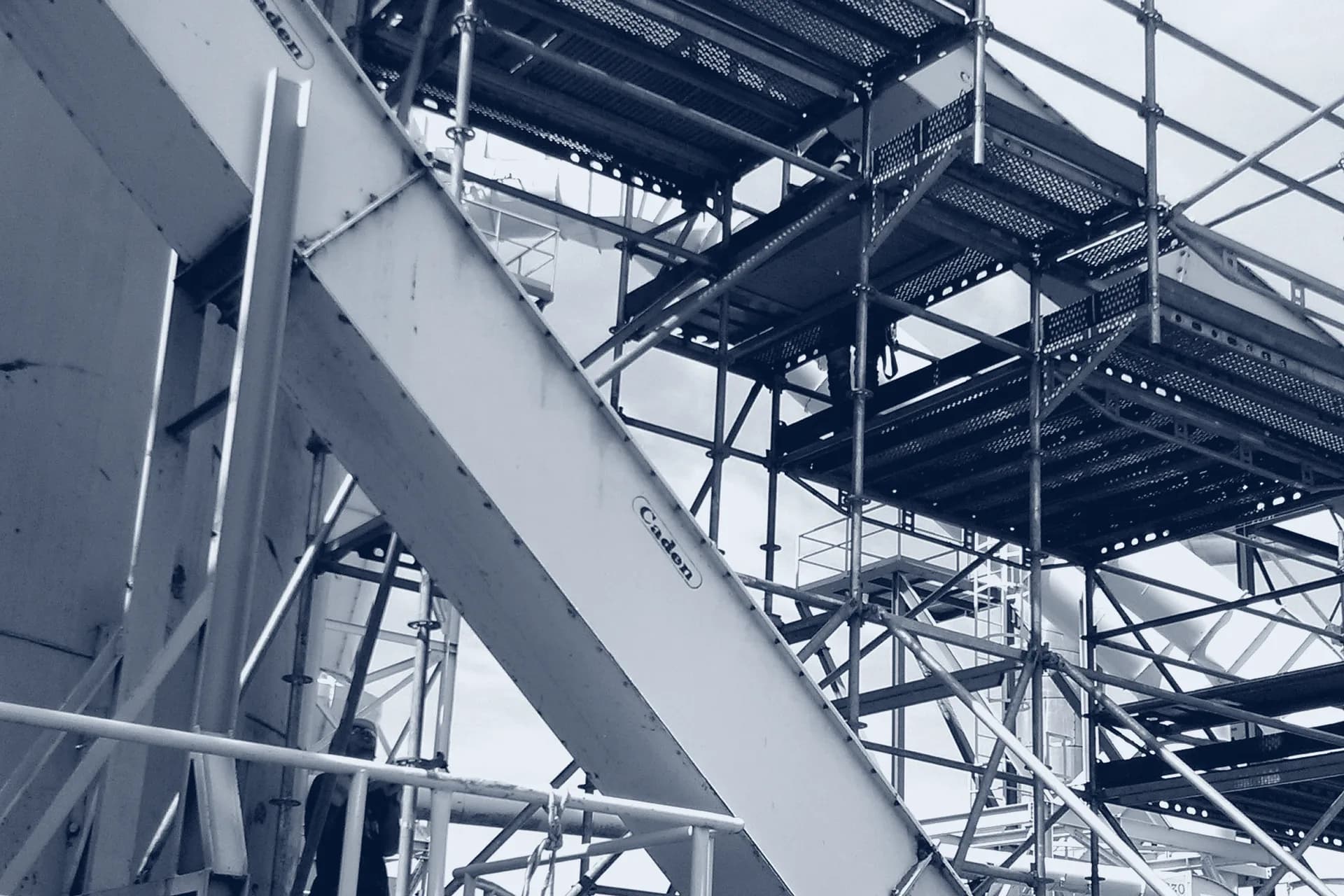Andamiaje en la planta de Arauco en Zárate, fotografía de obra