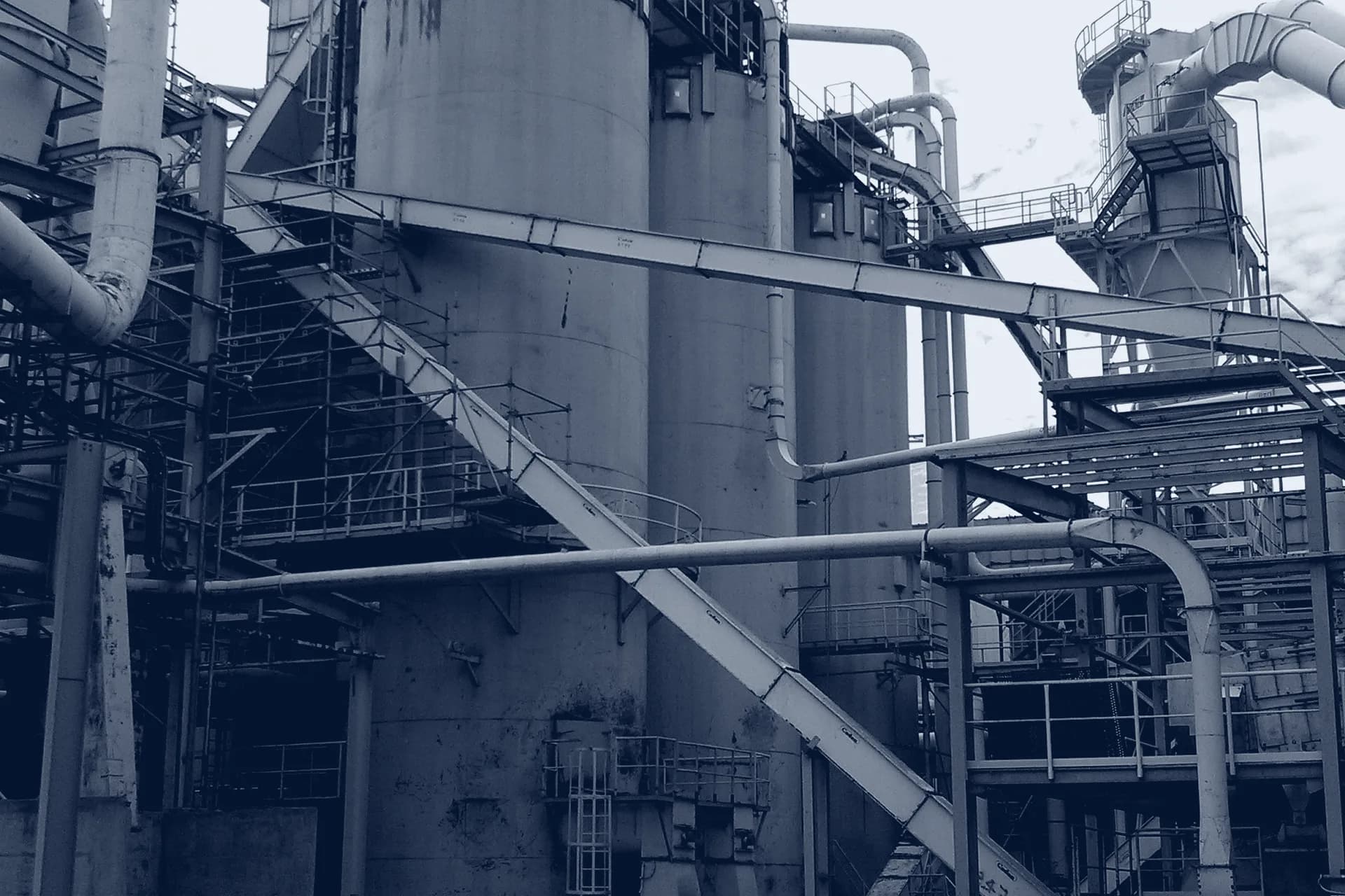 Andamiaje en la planta de Arauco en Zárate, fotografía de obra