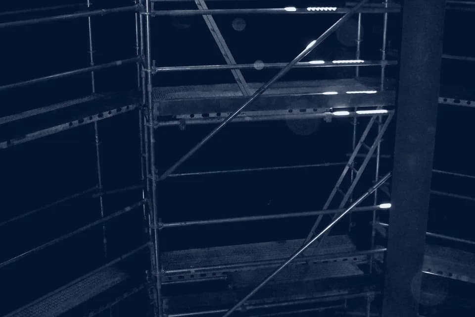 Andamiaje interior en espacio confinado en Central Puerto, vista 5