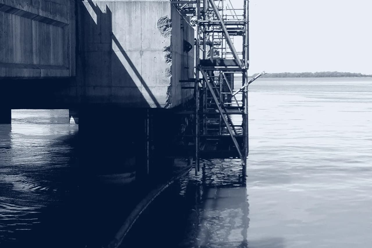 Andamio colgante sobre el río Paraná en Ternium Siderar, vista 2