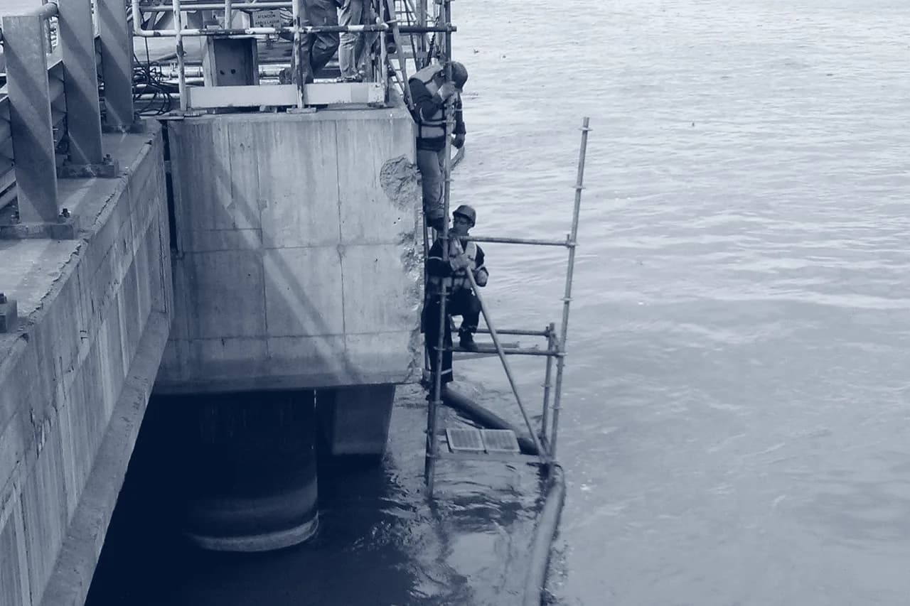 Andamiaje en el muelle de Ternium Siderar sobre el río, fotografía de obra