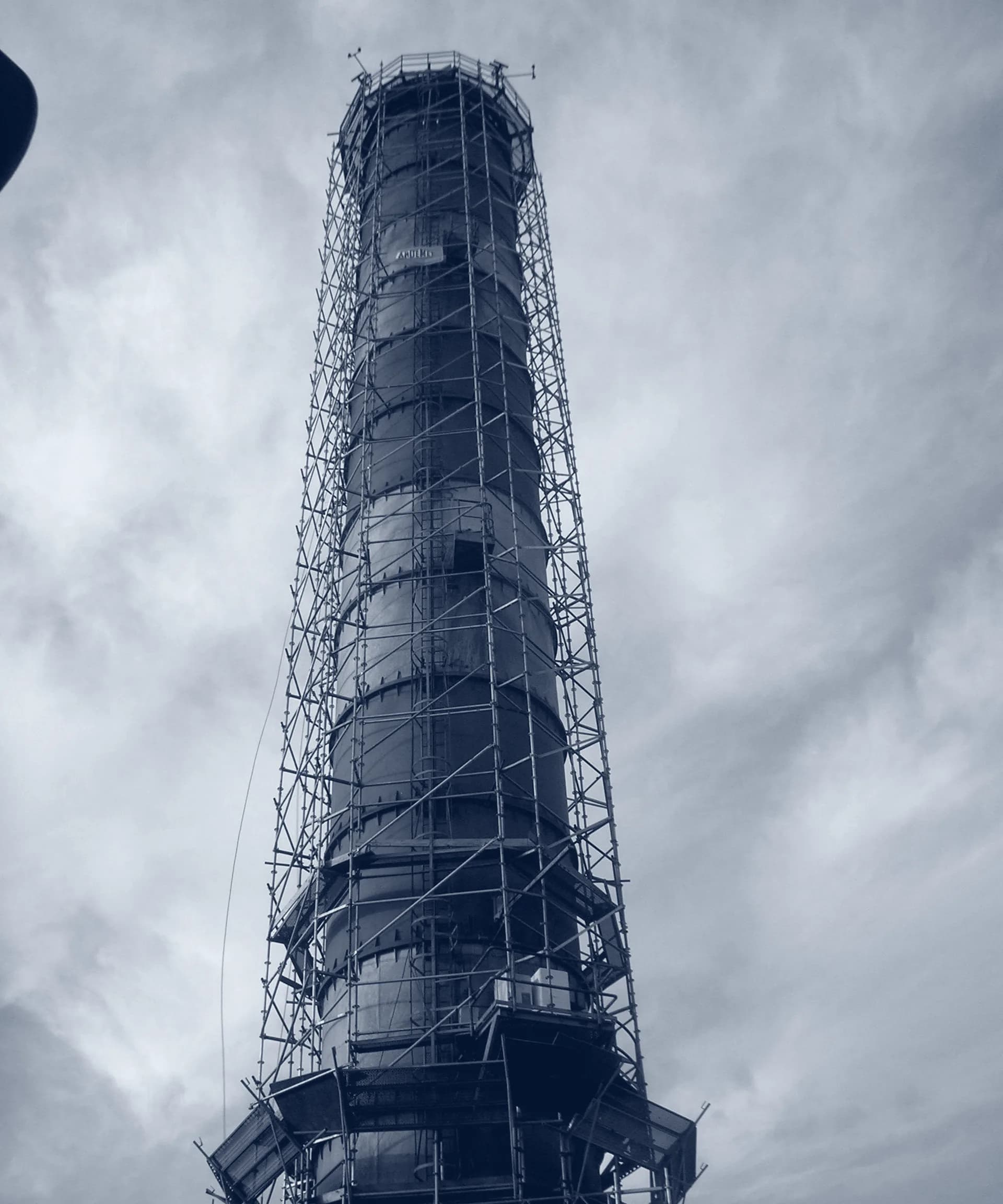 Andamio de gran altura sobre la chimenea de Central Costanera, vista 2