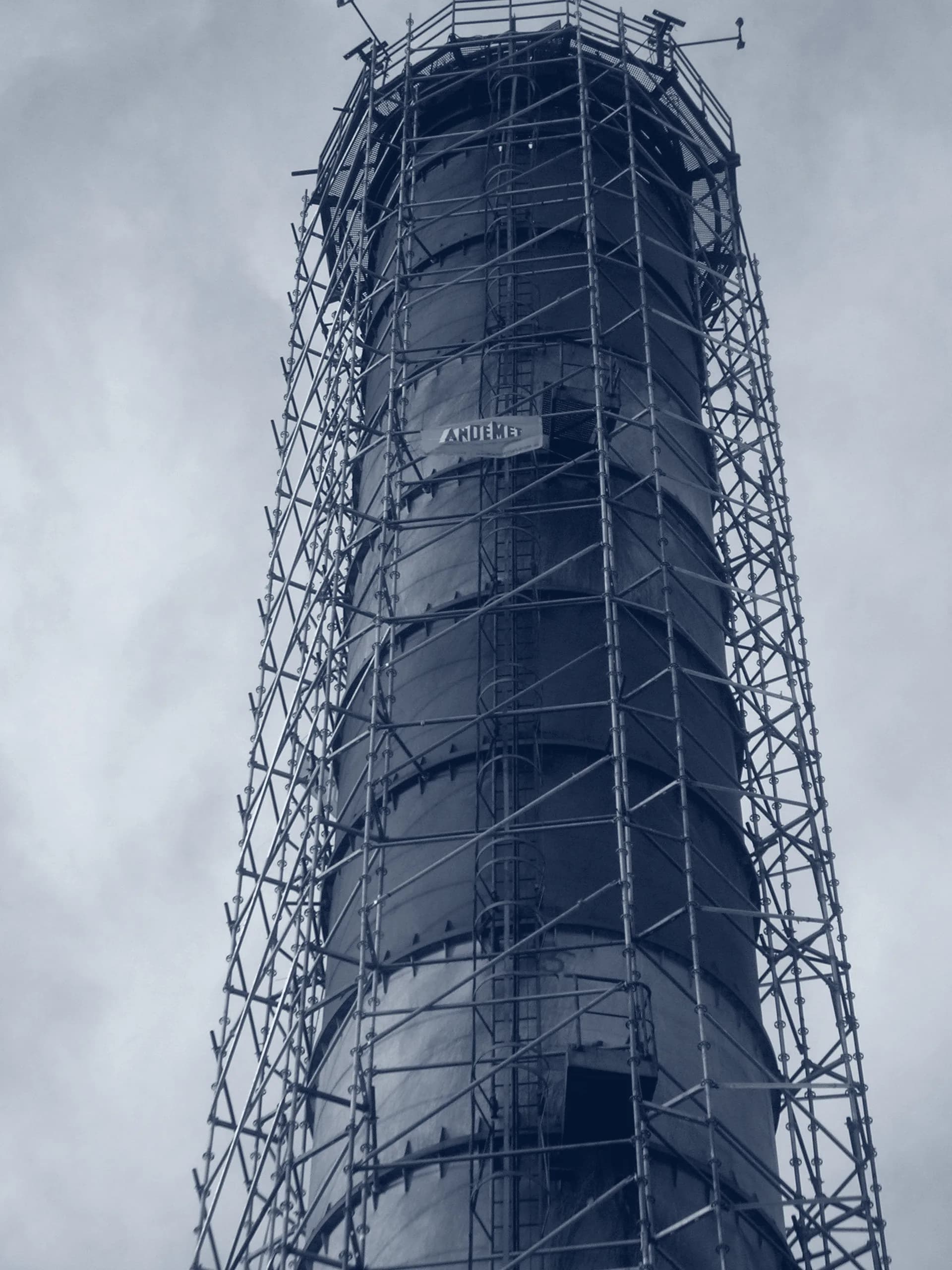 Andamio de gran altura sobre la chimenea de Central Costanera, vista 5
