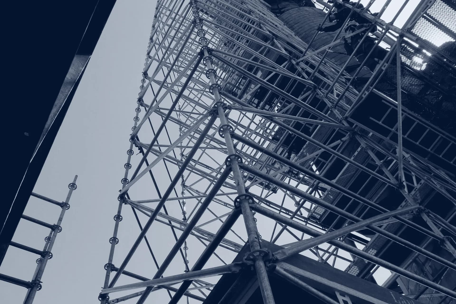 Andamiaje en la torre 1 de la Refinería PAE en Campana, fotografía de obra