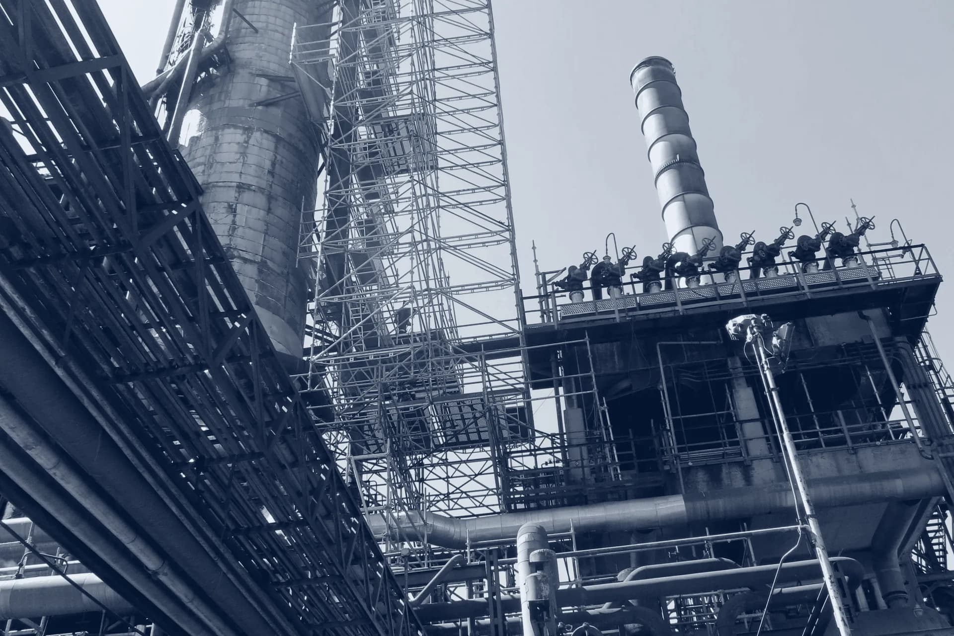 Andamiaje en la torre 1 de la Refinería PAE en Campana, fotografía de obra