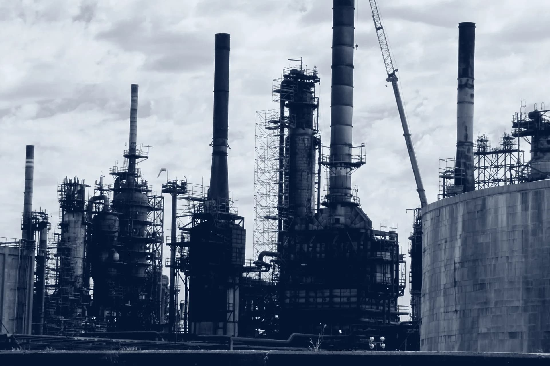 Andamiaje en la torre 1 de la Refinería PAE en Campana, fotografía de obra