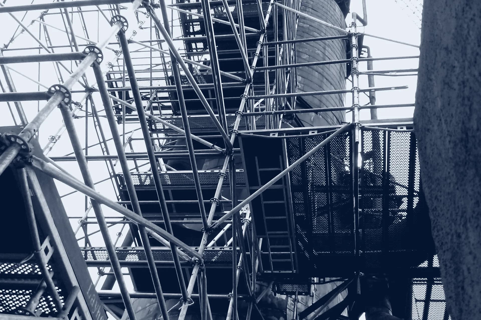 Andamiaje en la torre 1 de la Refinería PAE en Campana, fotografía de obra