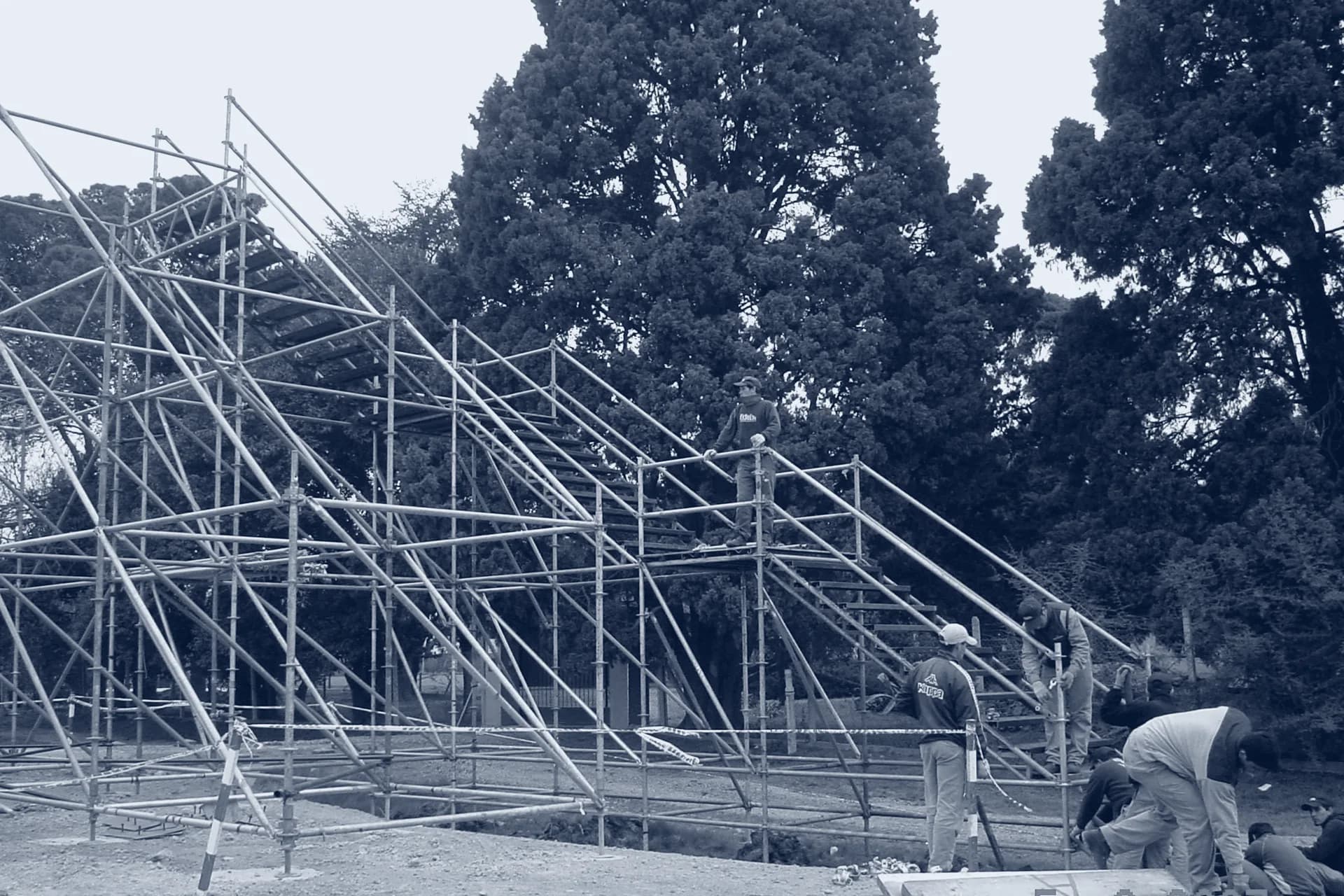 Andamiaje en el puente peatonal sobre la Ruta 8, fotografía de obra
