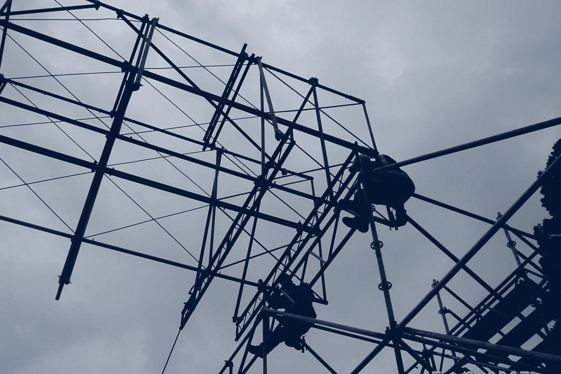 Andamiaje en el puente peatonal sobre la Ruta 8, fotografía de obra