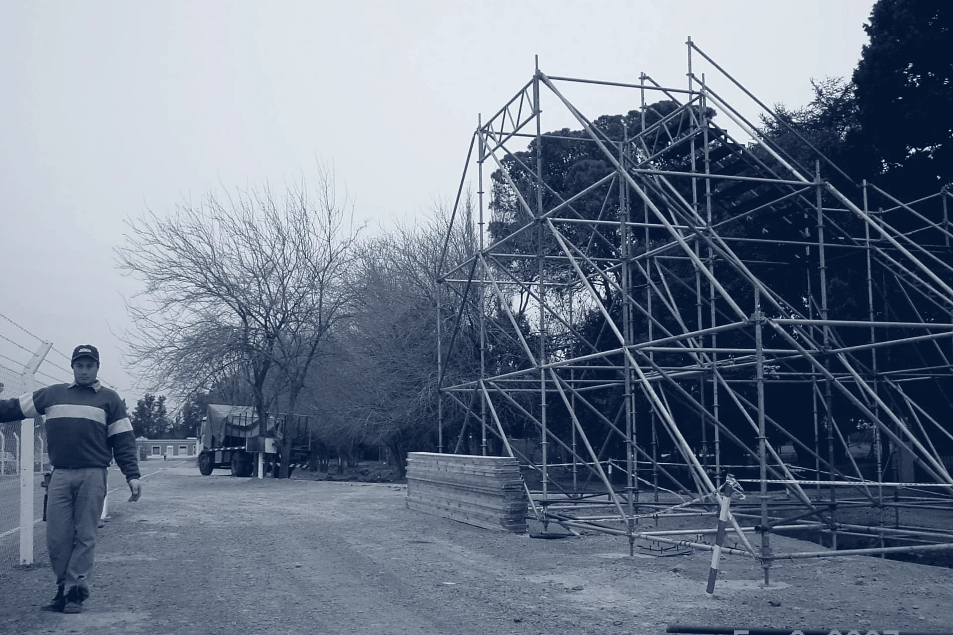 Andamiaje en el puente peatonal sobre la Ruta 8, fotografía de obra