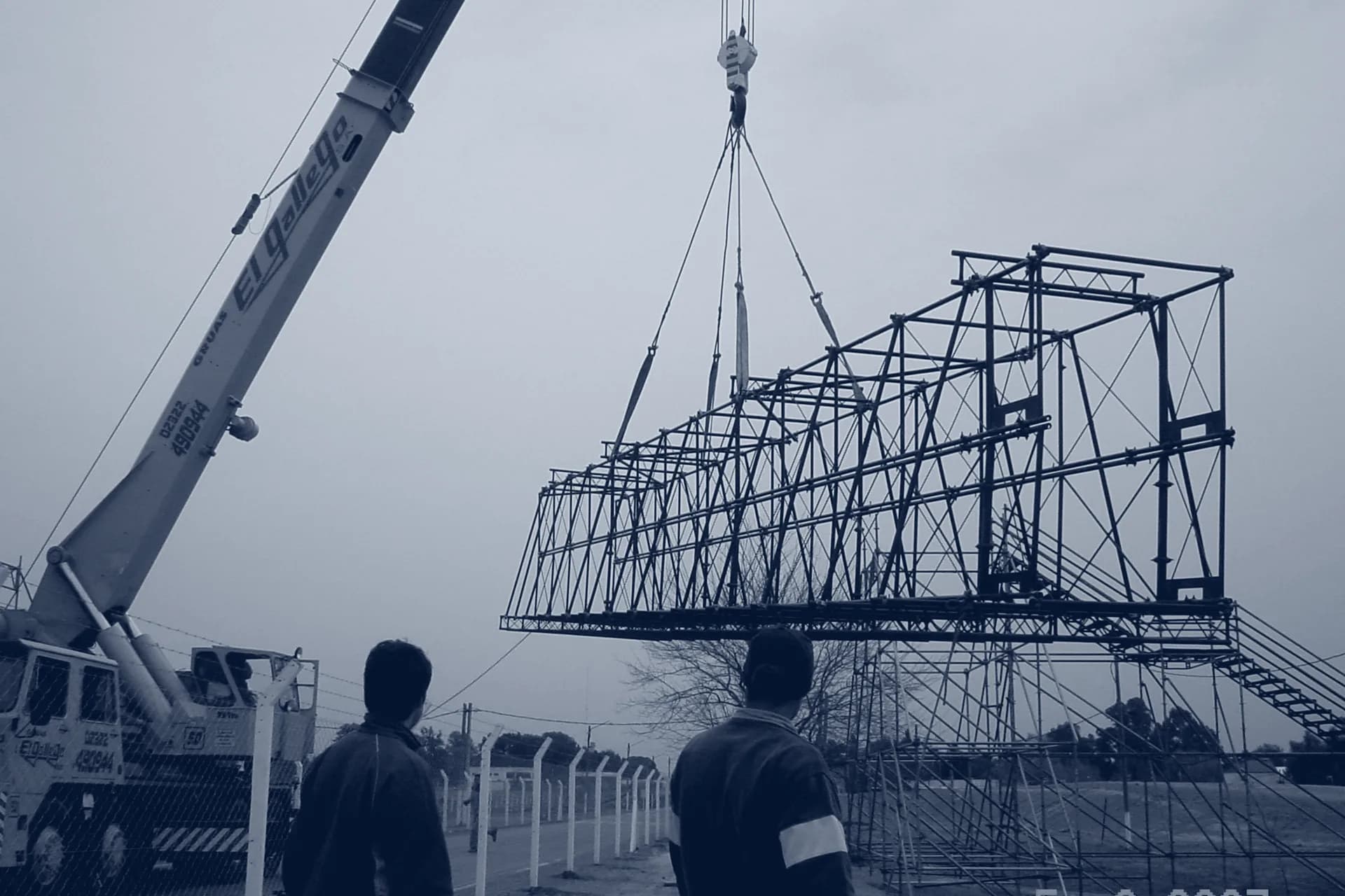 Andamiaje en el puente peatonal sobre la Ruta 8, fotografía de obra
