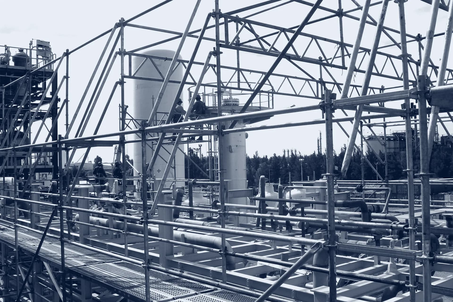 Estructura tubular con vigas reticuladas montada sobre las cañerías de la planta de Air Liquide en Campana