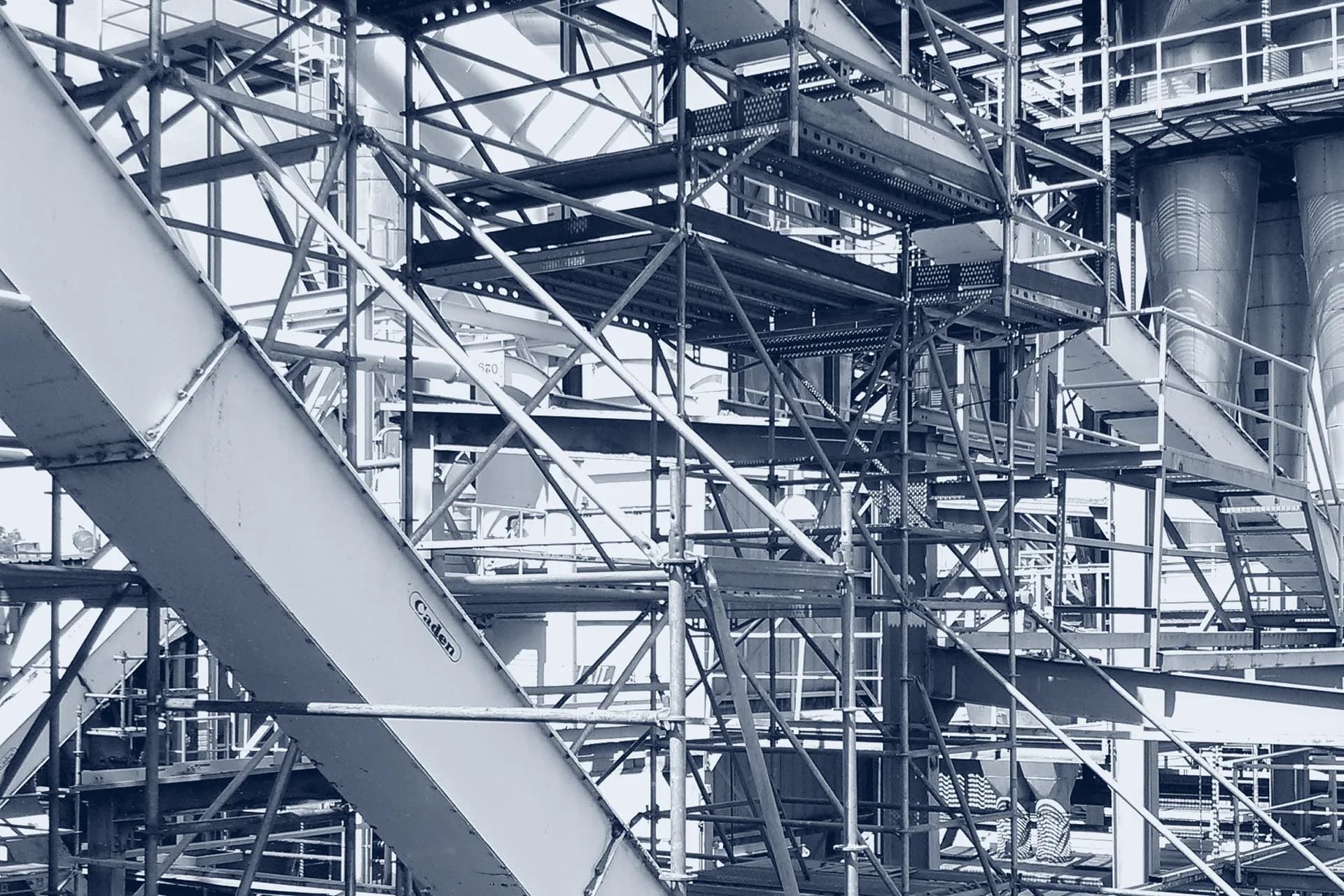 Escaleras y plataformas de acceso montadas entre las instalaciones de la planta de Arauco en Zárate