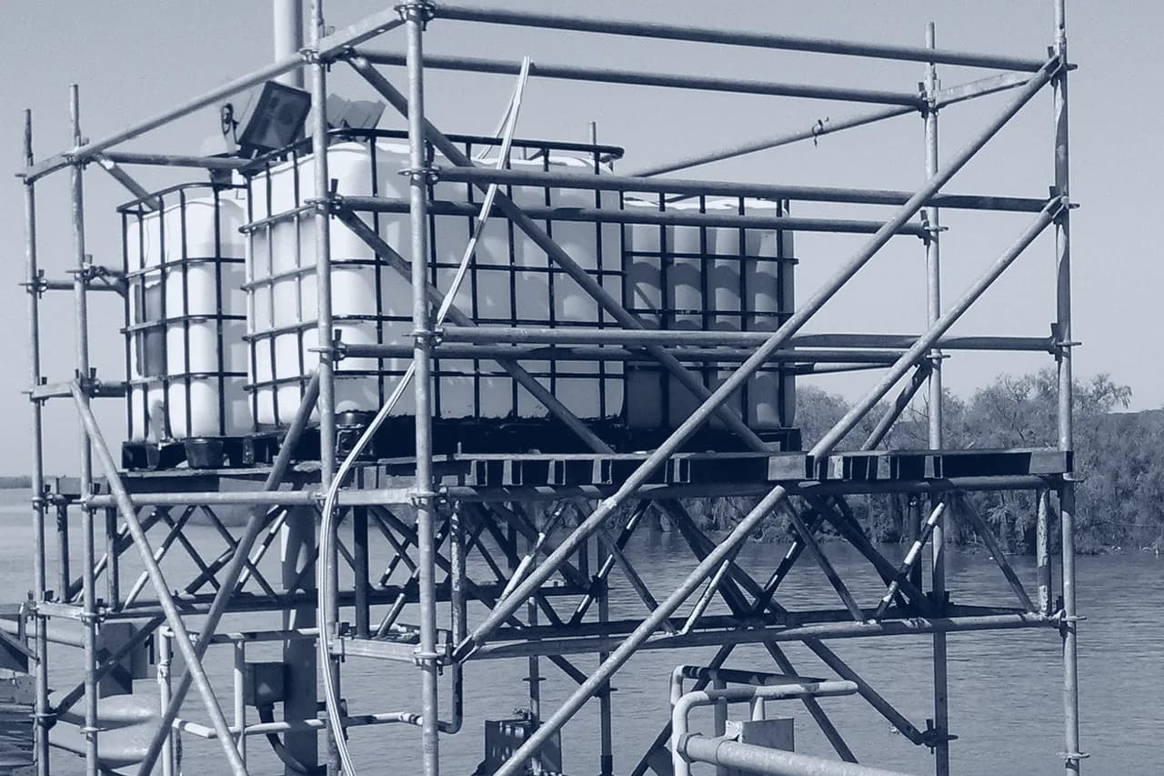 Estructura tubular montada sobre el muelle de la planta de Ternium Siderar, sobre el río