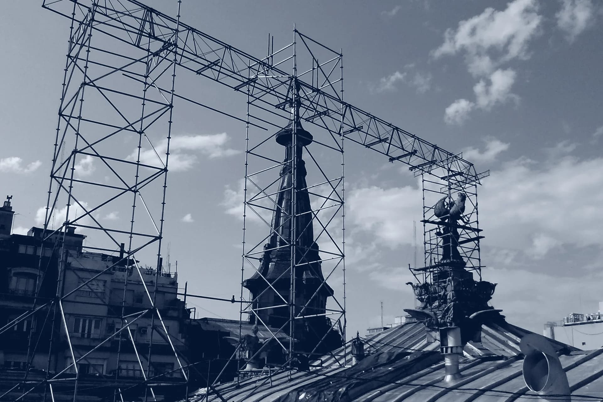 Estructura de trabajo sobre la cúpula del Congreso Nacional
