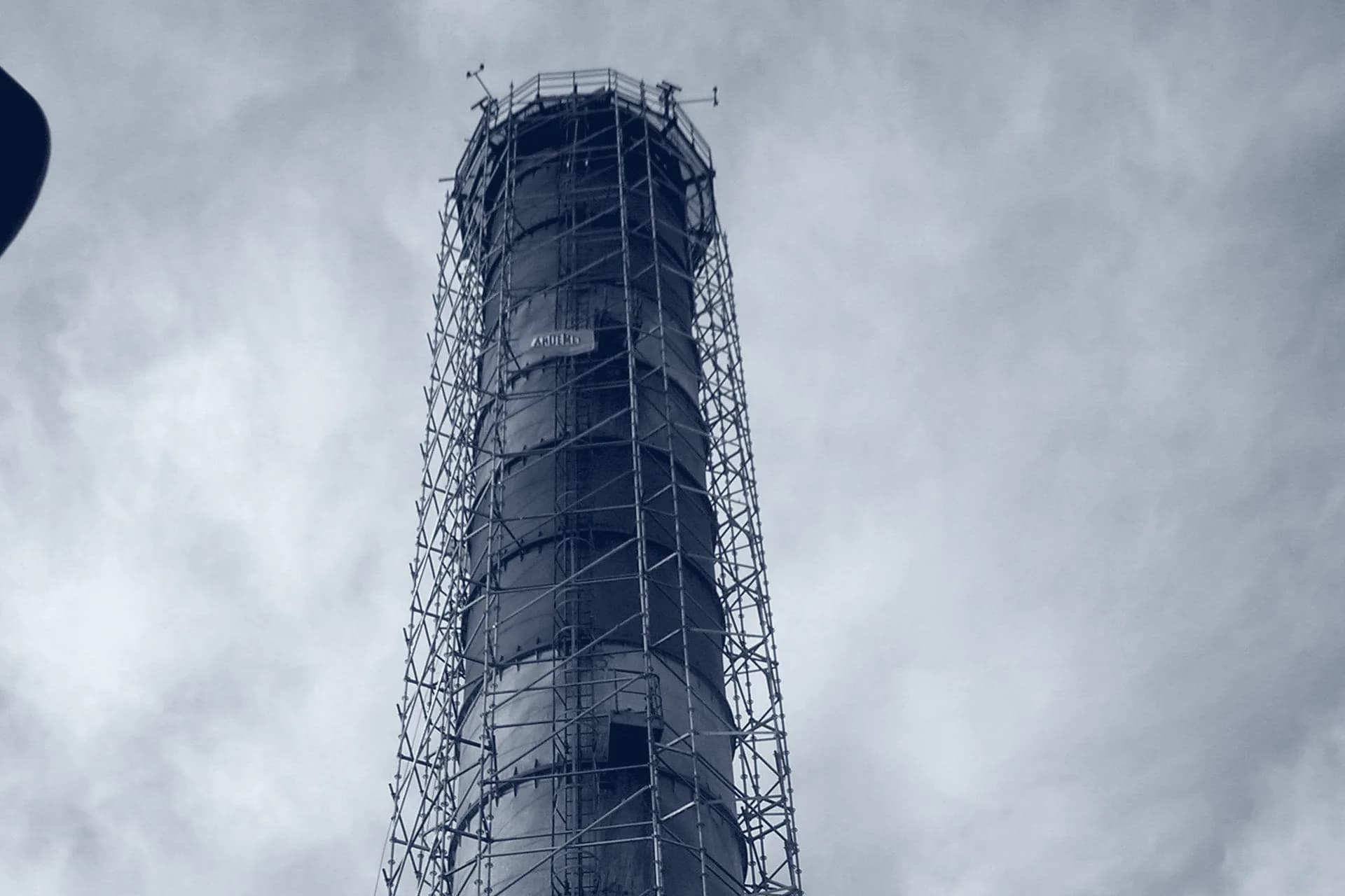 Chimenea de la Central Costanera con andamio tubular de gran altura