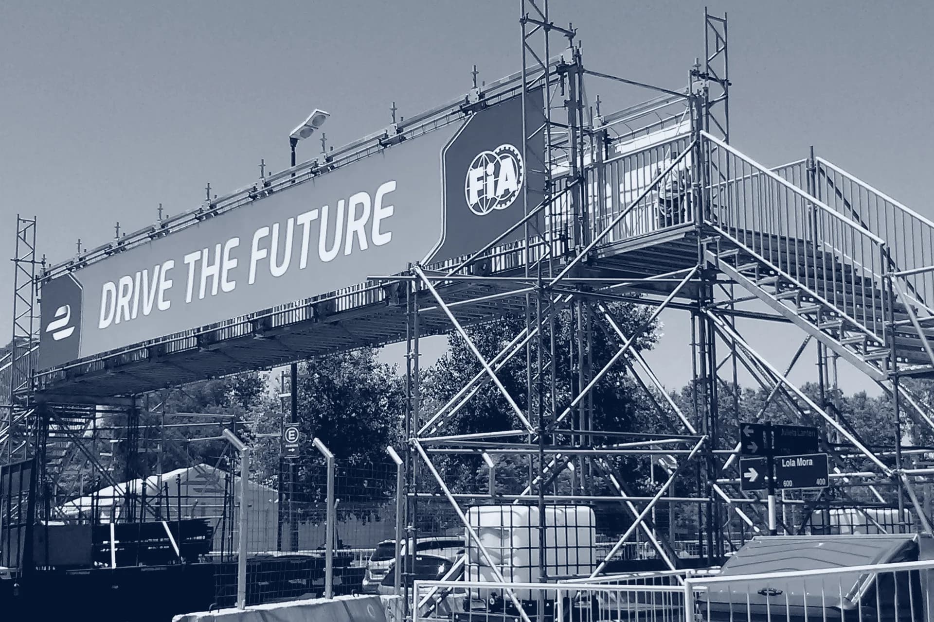 Puente peatonal de estructura tubular con la gráfica del ePrix de Buenos Aires sobre el circuito