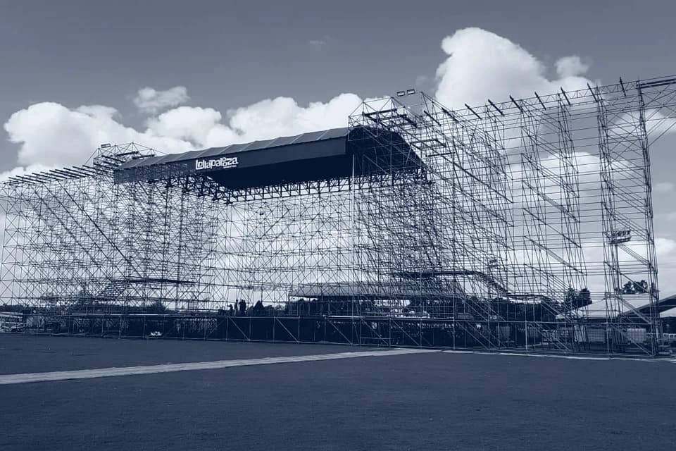 Plataformas y torres montadas para el festival Lollapalooza Argentina