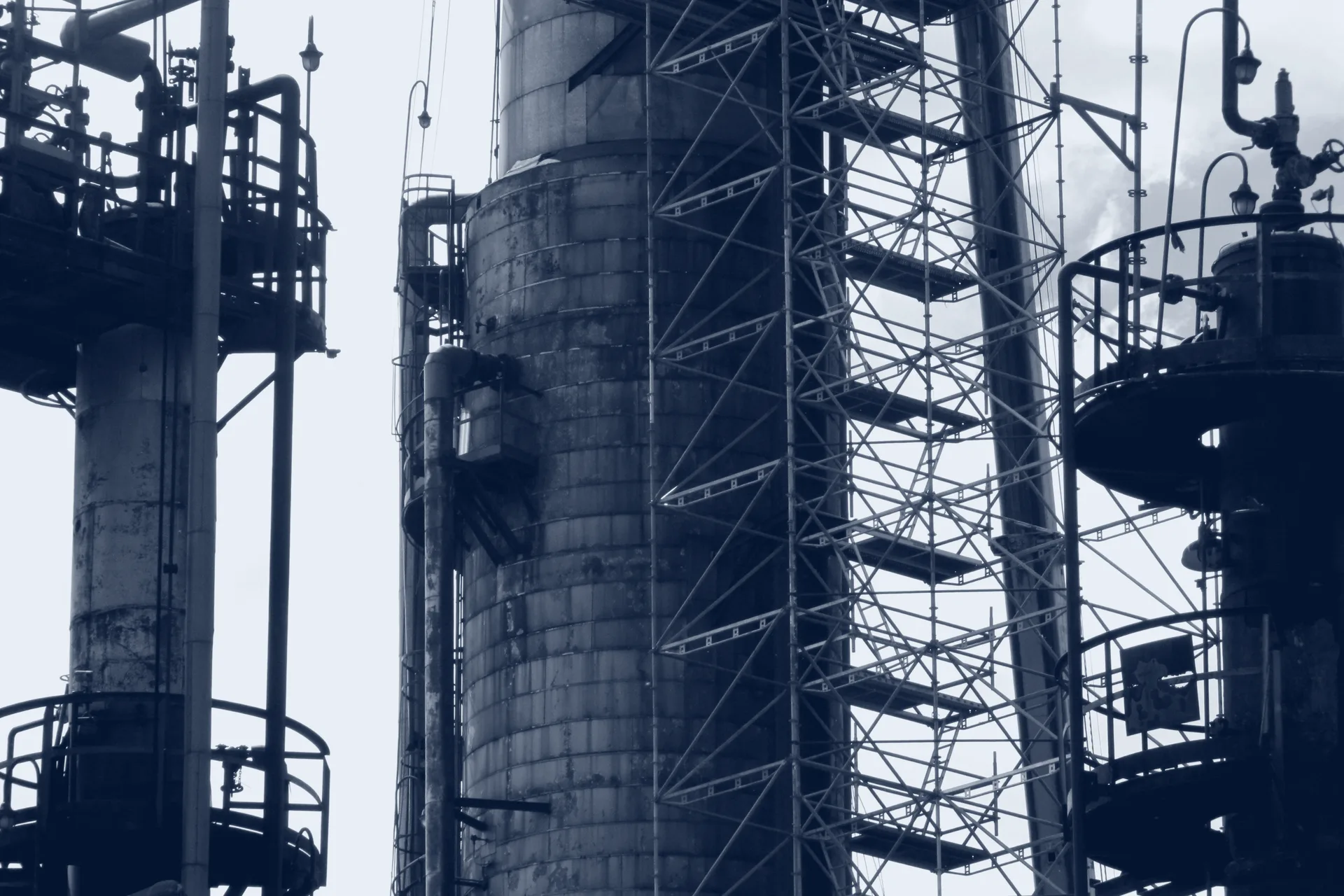 Torre de acceso escalonada montada contra una torre de proceso de la Refinería de Campana