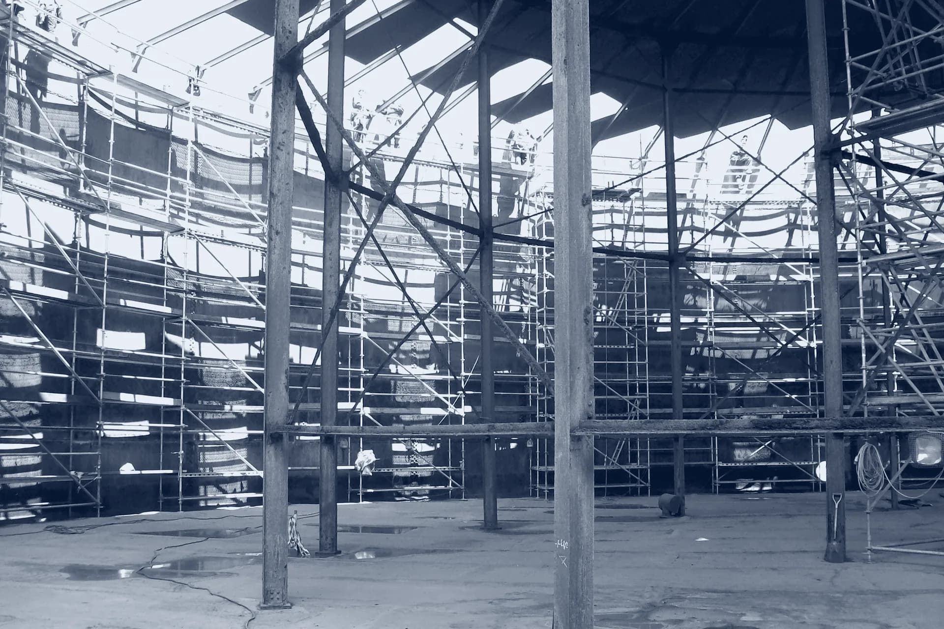 Interior del tanque de la Refinería de Campana con el andamio perimetral completo durante el mantenimiento