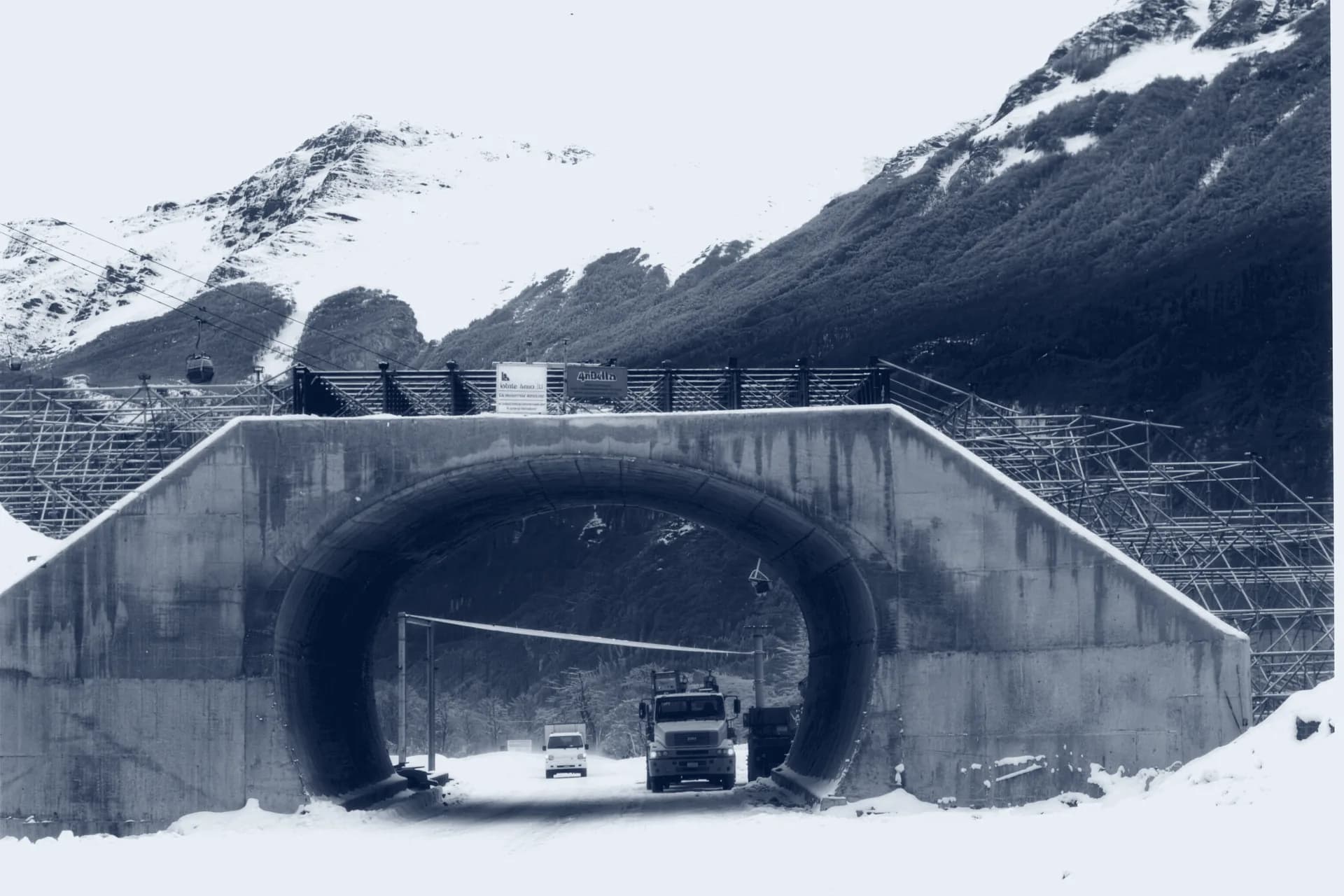 Paso para esquiadores sobre la Ruta 3 en Tierra del Fuego, con nieve y montaña de fondo