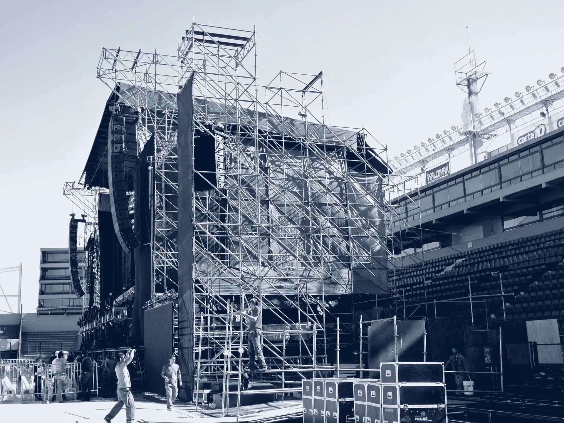 Estructura de escenario y torres de acceso montada en un estadio