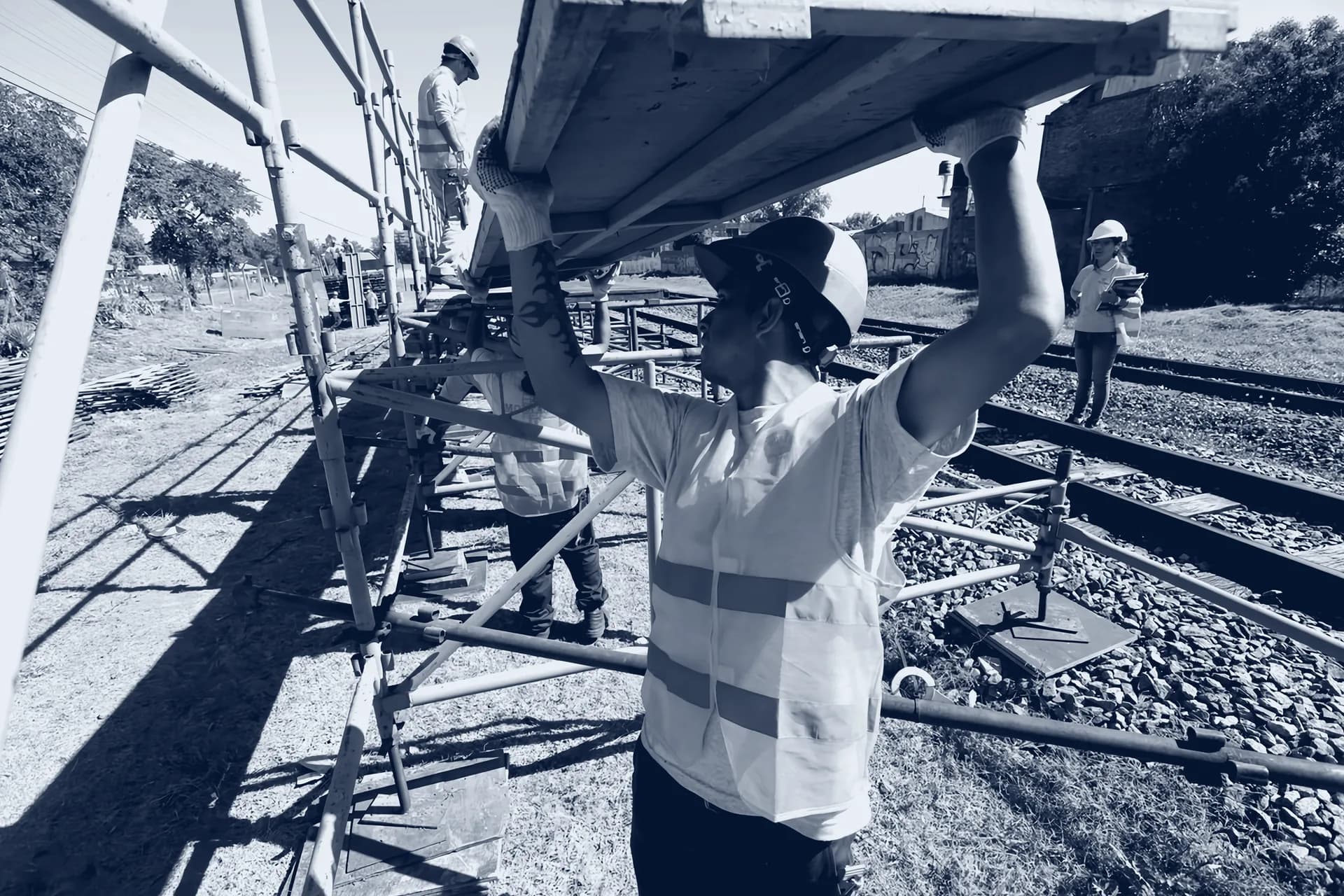Personal de HSE supervisando el montaje en obra