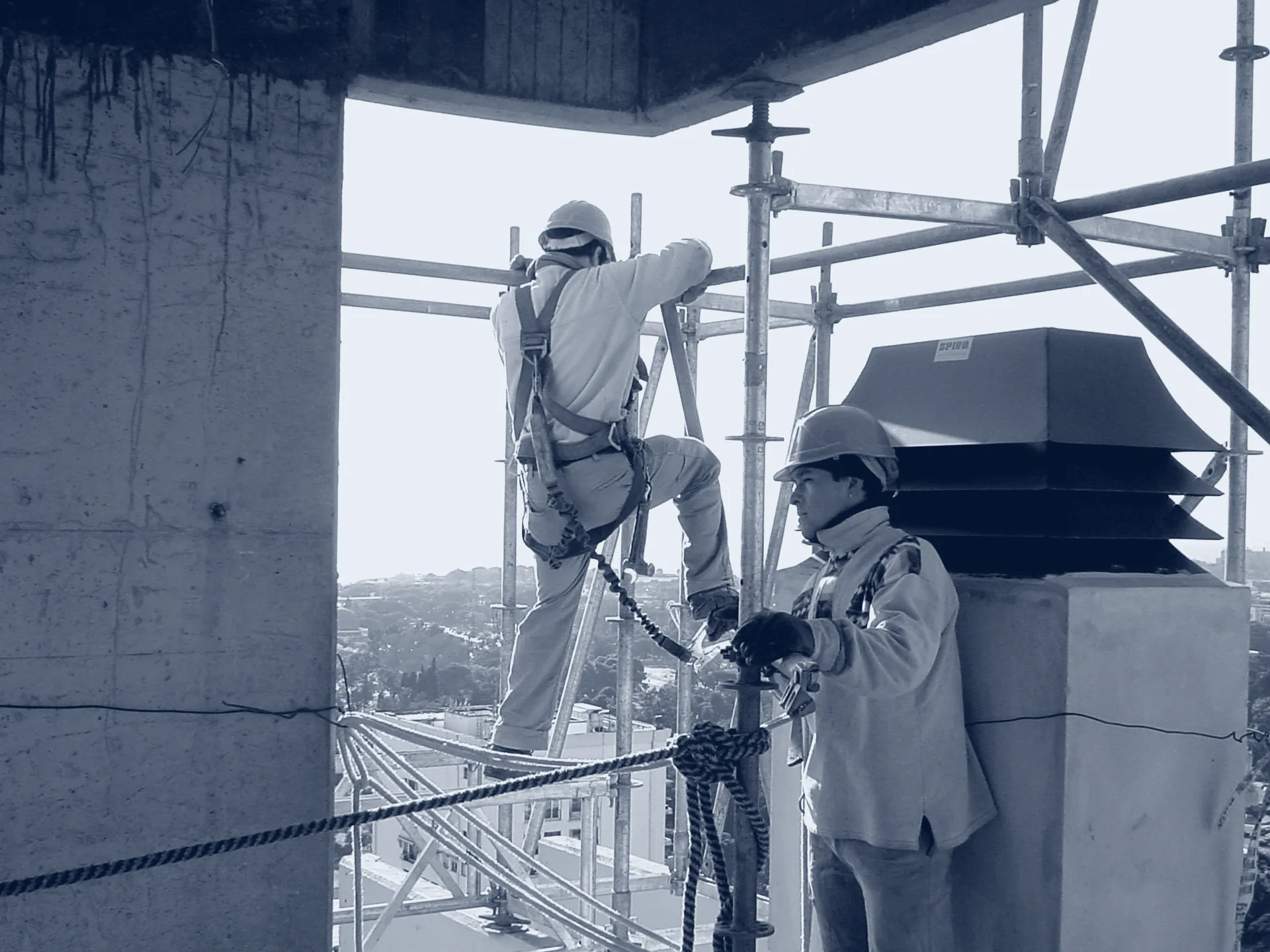 Equipamiento de protección personal en obra, vista 4