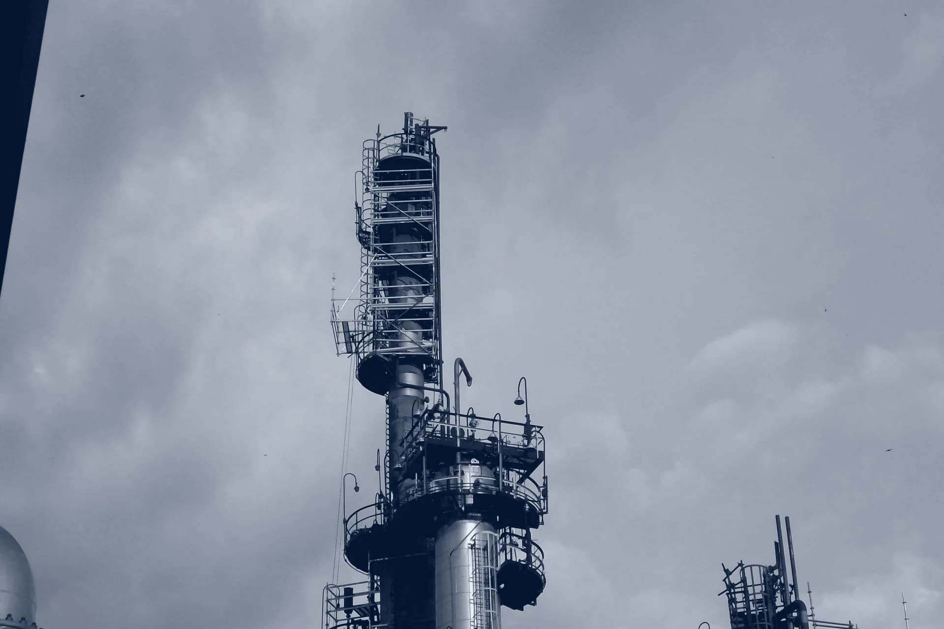 Andamio tubular montado en lo alto de una columna de proceso de una planta industrial